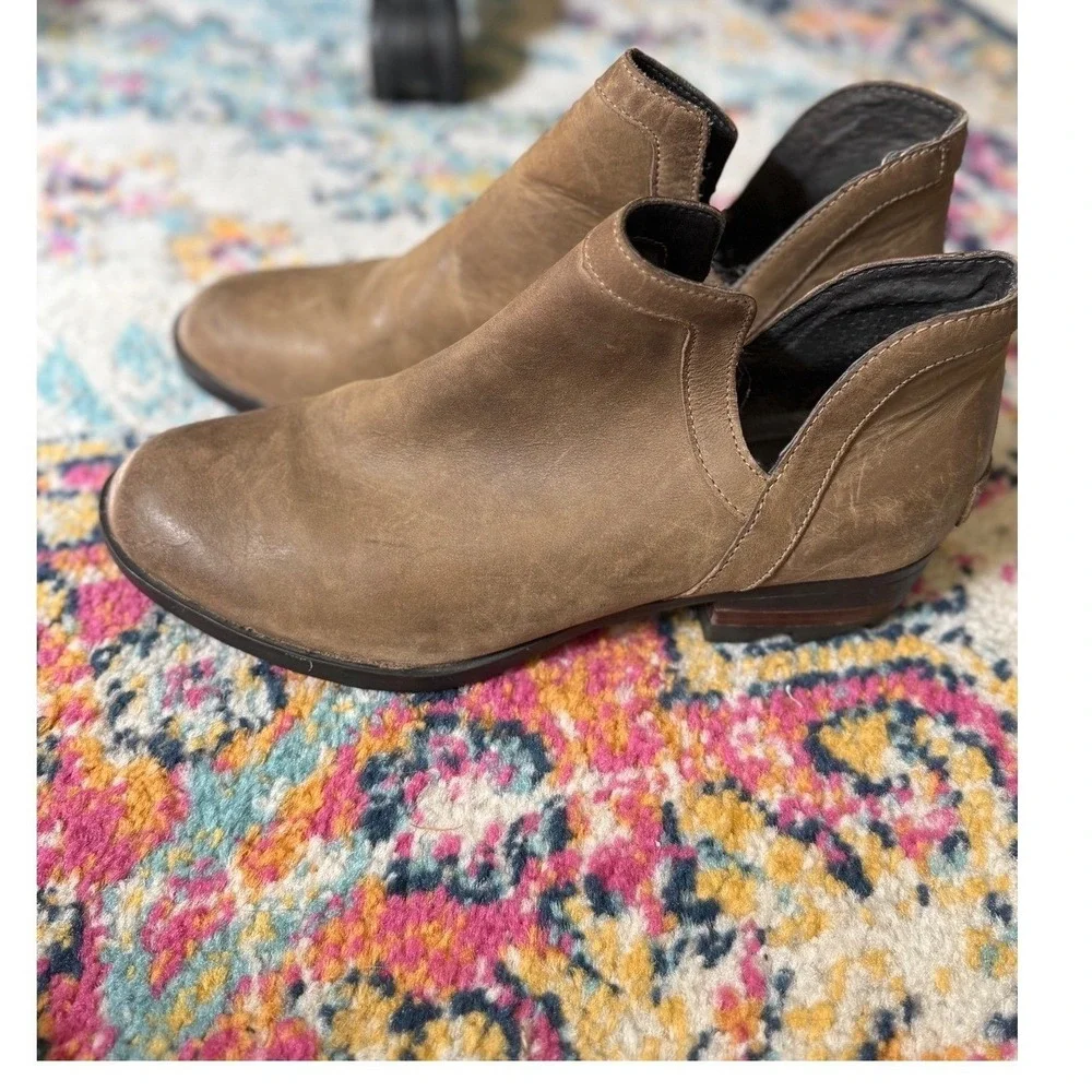Sorel Womens Lolla cut out Chelsea Boots Size 9 Brown Waterproof Leather Booties